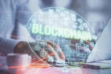 Arka planda bilgisayarla çalışan bir adamın olduğu engelleme temalı hologram. Kripto zinciri kavramı. Çift pozlama.