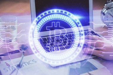 Arka planda bilgisayarla çalışan bir adamın olduğu engelleme temalı hologram. Kripto zinciri kavramı. Çift pozlama.