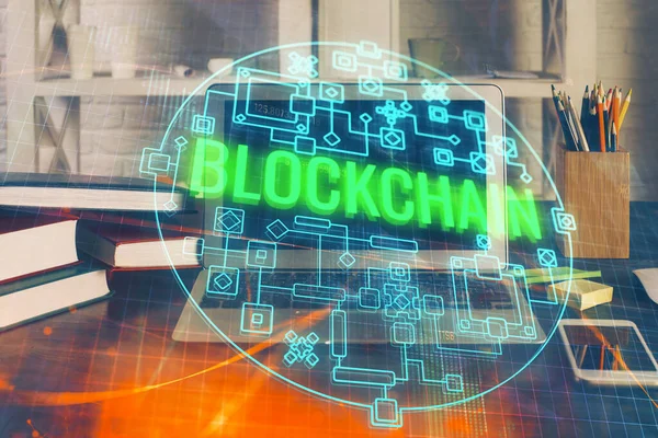 Multi eksponering af blockchain tema hologram og bord med computer baggrund. Begrebet Bitcoin krypto valuta. - Stock-foto