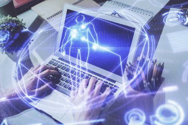 Bilim hologramı, arka planda bilgisayarla çalışan bir adam. Öğrenim anlayışı. Çift pozlama.