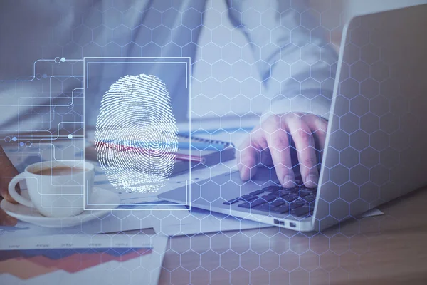 Голограмма отпечатков пальцев с бизнесменом, работающим на компьютере на заднем плане. Концепция безопасности. Двойное воздействие. — стоковое фото