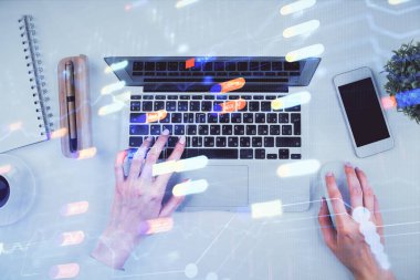 Bilgisayar ve veri temalı hologram çizimlerinde çalışan kadın elleri çift pozlama. Üst Manzara. Teknoloji konsepti.