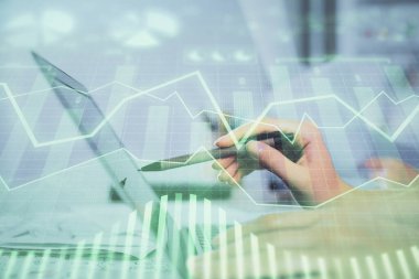 Bilgisayarda ve finansal grafik hologramında yazı yazan kadın ellerine çoklu maruz kalma. Borsa analizi kavramı.