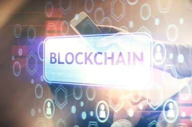 Erkeklerin el ele tutuşmalarının ve telefon ve kripto para birimi engelleme teması çiziminin iki kez görüntülenmesi.