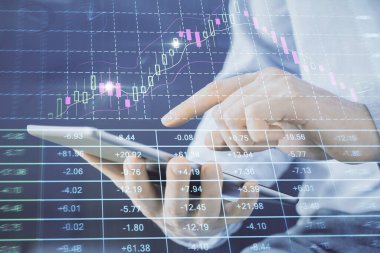 Erkeklerin el ele tutuşup dijital bir cihaz ve ön grafik çizimi kullanırken çift pozlama. Finansal piyasa kavramı.