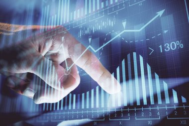 Bir adamın el ele tutuşup, telefon ve finansal çizim kullanırken birden fazla pozlama. Pazar analizi kavramı.