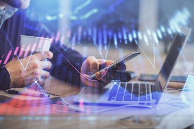 Bir adamın elini tutarken ve bir telefon ve finansal grafik çizimi kullanırken çift pozlama. Analiz kavramı.