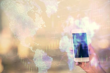 Ön x çizelgesine çift pozlama, hologram çizimi ve cep telefonu kullanan bir kadın. Borsa konsepti.