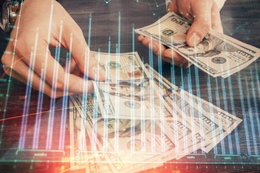 Finansal grafiğe çoklu pozlama hologram, Amerikan dolarları ve insan eli. Analiz kavramı.