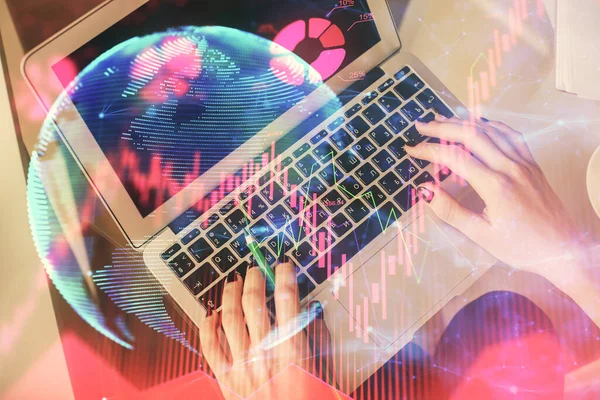 Bilgisayar ve finansal temalı hologram çizimleri üzerinde çalışan kadın elleri çift pozlama. Üst Manzara. İş konsepti.