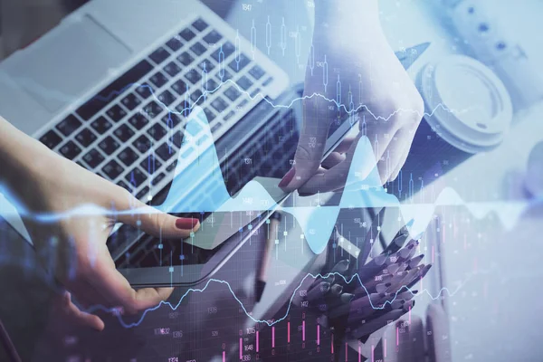 İşkadını ellerinin bilgisayar ve finansal grafik hologramı çizimlerinde çifte pozlama. Borsa analizi kavramı.