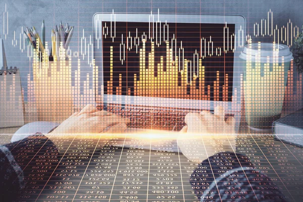 Doppelbelichtung von Frauenhänden beim Tippen auf Computer- und Forex-Diagramm-Hologrammzeichnung. Börseninvestitionskonzept. — Stockfoto