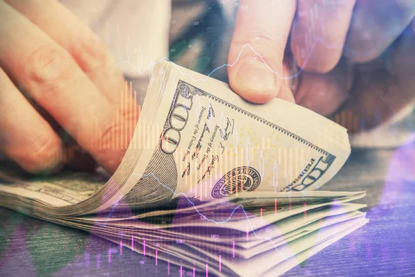 Multi blootstelling van forex grafiek tekenen hologram en Amerikaanse dollars biljetten en man handen. Technisch analyseconcept. — Stockfoto