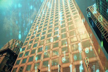 Veri temalı hologram gökdelenler arka planda çoklu pozlama ile şehir görünümüne çizim yapıyor. Büyük veri kavramı.
