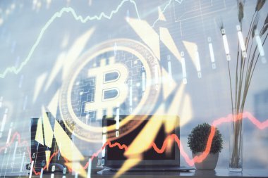 Engelleme zinciri ve kripto ekonomi temalı hologram ve bilgisayar geçmişi olan bir masa. Bitcoin kripto para kavramı.