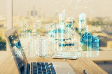 Ofisteki masaüstü bilgisayar geçmişi ve büyük kasaba binaları hologram çizimi. Çifte maruziyet. Akıllı şehir konsepti.