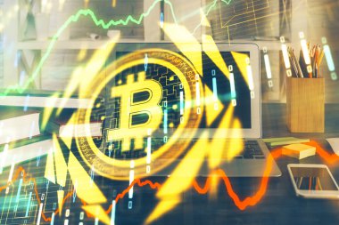 Blockchain temalı holograma ve bilgisayar arkaplanlı masaya çoklu maruz kalma. Bitcoin şifreleme para birimi kavramı.