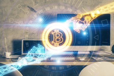 Blockchain temalı holograma ve bilgisayar arkaplanlı masaya çoklu maruz kalma. Bitcoin şifreleme para birimi kavramı.
