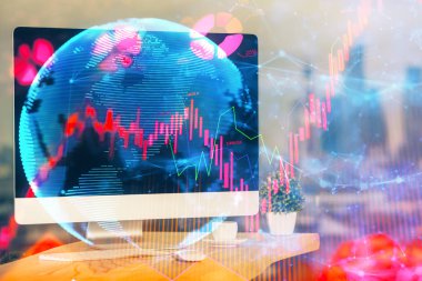 İş teması simgelerinin çoklu pozlandırılması ve bilgisayar geçmişi olan masa. Başarı kavramı.