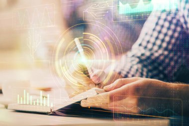 Yazan adam elleri teknoloji simgeleriyle donatır.