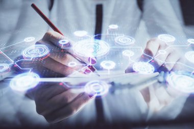 Sosyal ağ temalı hologram ellerin not almasından üstündür. Küresel uluslararası insan kavramı bağlanıyor. Çift pozlama