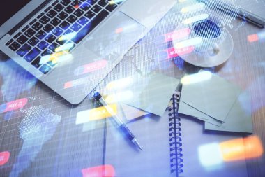 Bilgisayarla üst görünüm çalışma masası arkaplanı üzerinden hologram çizerek veri temasının çifte pozlandırılması. Teknoloji kavramı.