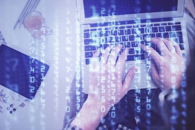 Erkeklerin ellerinin bilgisayar klavyesini ve veri temalı hologram çizimini yazarken çoklu pozlama. Üst Manzara. Teknoloji konsepti.