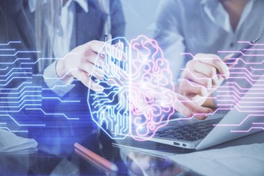 Kadın ve erkeğin birlikte çalıştığı ve beyinlerinin hologram çekerken çift pozlama. Zihinsel beyin fırtınası konsepti. Bilgisayar arkaplanı.