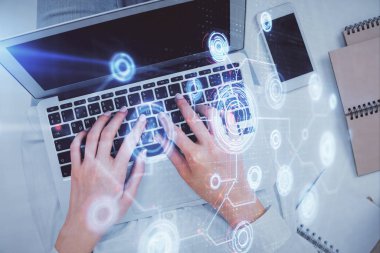 Bilgisayar ve veri temalı hologram çizimlerinde çalışan kadın elleri çift pozlama. Üst Manzara. Teknoloji konsepti.