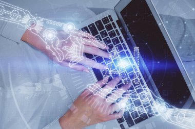 Bilgisayar ve veri temalı hologram çizimlerinde çalışan kadın elleri çift pozlama. Üst Manzara. Teknoloji konsepti.
