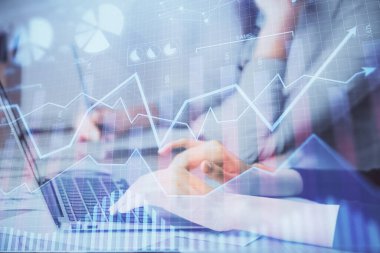Bilgisayarda ve finansal grafik hologramında yazı yazan kadın ellerine çok maruz kalmış. Borsa analizi kavramı.