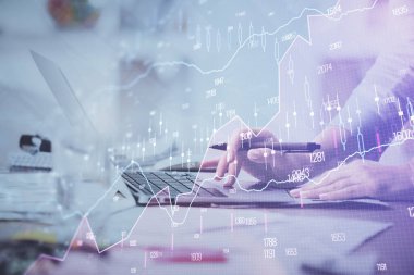 Bilgisayarda ve finansal grafik hologramında yazı yazan kadın ellerine çok maruz kalmış. Borsa analizi kavramı.