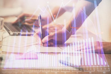 Bilgisayarda ve finansal grafik hologramında yazı yazan kadın ellerine çok maruz kalmış. Borsa analizi kavramı.