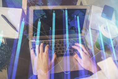 Bilgisayarda ve ön x grafik hologram çiziminde kadın eli yazarken çift pozlama. Borsa yatırım kavramı.