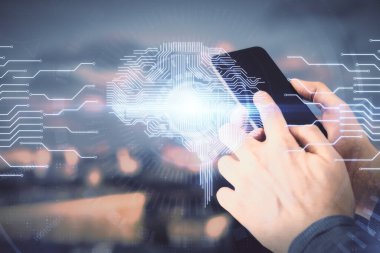 Erkeklerin el ele tutuşup dijital bir cihaz ve beyin hologramı çizimleri kullanırken çift pozlama. Veri kavramı.