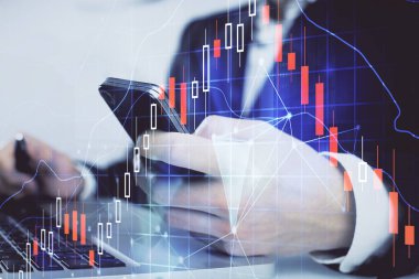 Erkeklerin el ele tutuşup dijital telefon ve forx grafik çizimleri kullanırken birden fazla pozlama. Finansal piyasa kavramı.