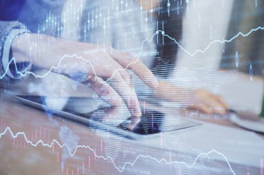 Önx grafik çizimine çifte maruz kalma ve kadın ve erkeğin birlikte çalışarak mobil bir cihaz kullanması. Ticaret konsepti.