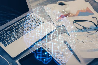 Bilgisayar ve beyin hologram çizerken masaüstüne çifte maruz kalma. Yapay zeka kavramı.