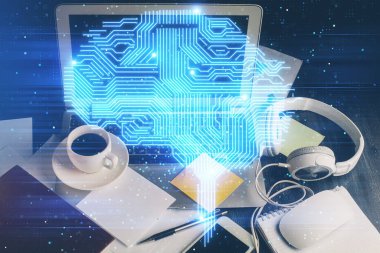 Masaüstü bilgisayarı ve insan beyni hologram çiziyor. Ai kavramı.