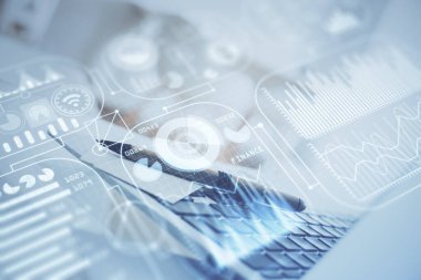 Bilgisayar, teknoloji temalı hologramla birlikte ofiste. Çifte maruziyet. Teknoloji kavramı.