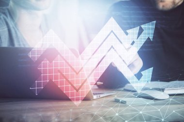 Arkaplanda bilgisayar üzerinde çalışan iş adamıyla birlikte büyüyen oklar. Başarı konsepti. Çift pozlama.