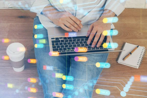 Veri temalı hologramın arka planda bilgisayar üzerinde çalışan bir adamla çoklu pozlandırılması. Yenilik kavramı.