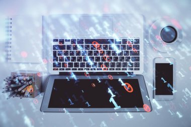 Bilgisayarla üst görünüm çalışma masası arka planında veri temasının çoklu pozlanması hologramı çiziyor. Teknoloji kavramı.