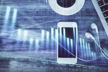 Masaüstünde telefonlu ön x grafik hologramına çift pozlama. Üst Manzara. Mobil ticaret platformu kavramı.