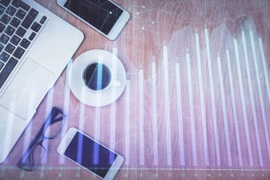 Masaüstü üzerinde telefonla finansal haritaya çoklu maruz kalma. Üst Manzara. Mobil ticaret platformu kavramı.