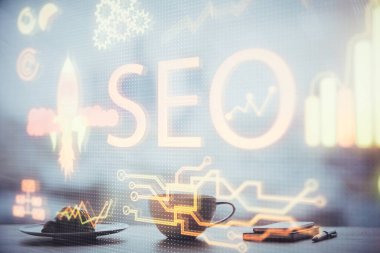Ofisteki kahve fincanının arka planında SEO 'nun iki kez görüntüsü var. Arama optimizasyonu kavramı.