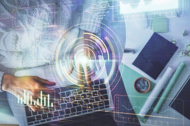 Bilgisayar ve veri temalı hologram çizimlerinde çalışan kadın elleri çift pozlama. Üst Manzara. Teknoloji konsepti.