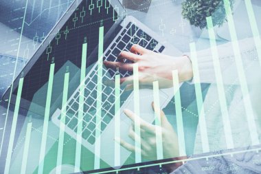 Bilgisayar ve ön x çizim hologramı üzerinde çalışan kadın elleri çift pozlama. Üst Manzara. Mali analiz kavramı.