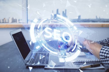 Erkeklerin el ele tutuşup dijital bir cihaz ve seo çizimi kullanırken birden fazla pozlama. arama optimizasyonu kavramı.