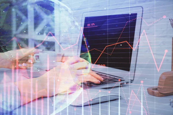 Mehrfachbelichtung von Frauenhänden beim Tippen auf Computer- und Forex-Diagramm-Hologrammzeichnung. Aktienmarktanalysekonzept. — Stockfoto